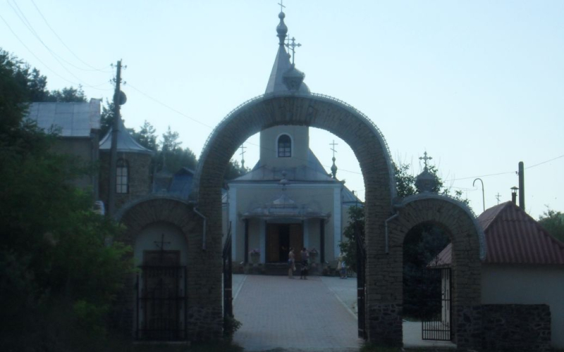 Hombre apuñaló al abad del monasterio y se ahorcó en el bosque