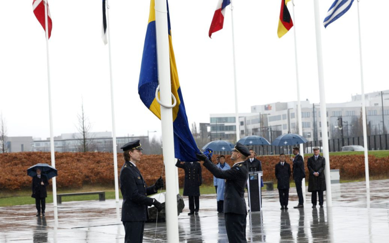 La bandera azul y amarilla de Suecia fue izada oficialmente frente a la sede de la OTAN (vídeo)
