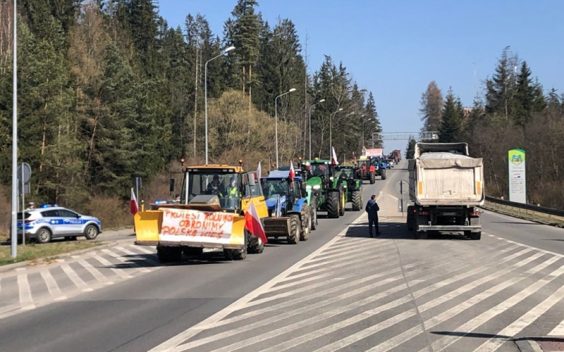 Los agricultores polacos bloquearon la frontera con Eslovaquia: temen las importaciones de cereales de Ucrania
