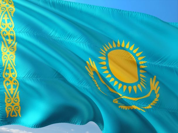 El presidente de Kazajstán, Tokaev, propuso cambiar la bandera del país: ¿qué es? la razón