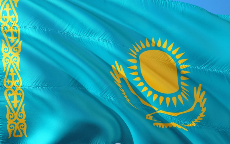 Presidente Kazajstán Tokayev propuso cambiar la bandera del país: cuál es el motivo