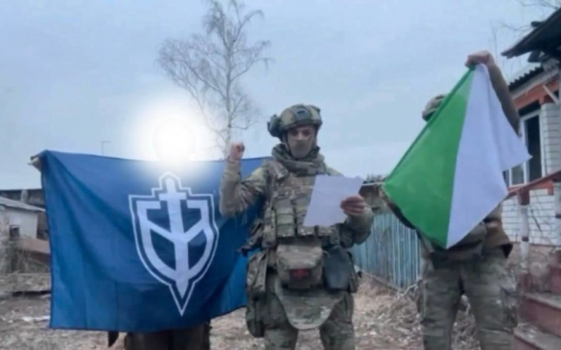 Voluntarios rusos izaron banderas sobre otro asentamiento liberado: foto