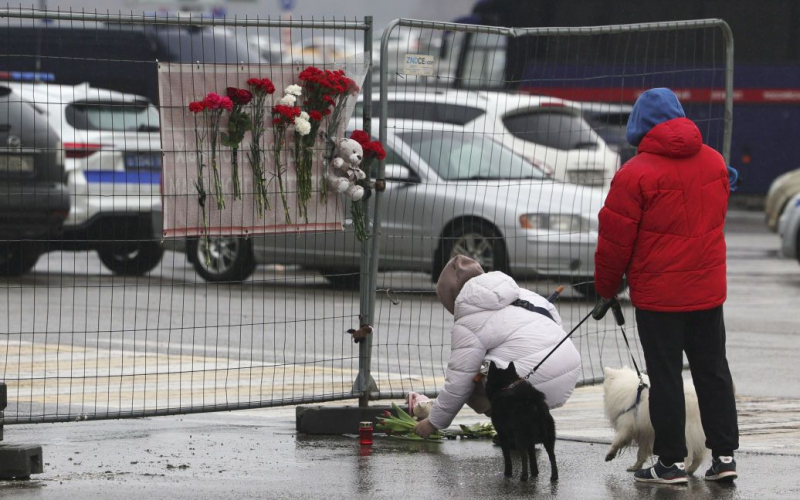 Terrorista Ataque al Ayuntamiento de Crocus: el FSB encontró un “rastro ucraniano” /></p>
<p><strong>Las fuerzas de seguridad están tomando medidas antiterroristas.</strong></p>
<p>Las autoridades rusas anunciaron la detención de cuatro sospechosos del ataque a “<strong>Crocus Ayuntamiento</strong> ” cerca de la frontera con Ucrania. El FSB de la Federación Rusa afirma que tuvieron “contactos relevantes en el lado ucraniano”.</p>
<p>RIA Novosti escribe sobre esto.</p>
<p>El presidente ruso, Vladimir Putin, recibió un informe del director del FSB, Alexander Bortnikov, sobre la detención de 11 personas, incluidos los cuatro que participaron directamente en el ataque terrorista en la sala de conciertos Crocus City Hall.</p>
<p>Las fuerzas de seguridad rusas, como declarado en el Kremlin, y luego llevan a cabo medidas antiterroristas.</p>
<p>Continúa la búsqueda de cómplices de los participantes en las ejecuciones.</p>
<p>El diputado de la Duma estatal, Alexander Khinshtein, fue el primero en informar oficialmente en Telegram sobre la detención de dos posibles participantes en el tiroteo. Su coche fue detenido a tiros en la región de Briansk. En el interior del coche se encontraron una pistola PM, un cargador para un fusil de asalto AKM y pasaportes de ciudadanos de Tayikistán.</p>
<p>Según el canal Shot Telegram, el coche Renault que fue localizado por los participantes en el ataque , fue disparado. Como dice el informe, Muhammadsobir Fayzov, de 19 años, intentó devolver el tiro, pero resultó herido. Fue detenido. Está en el hospital.</p>
<p>Cabe señalar que las primeras declaraciones sobre la supuesta participación de Ucrania en el ataque terrorista comenzaron a escucharse de los políticos rusos incluso el día anterior. El Ministerio de Asuntos Exteriores de Ucrania calificó tales acusaciones como “una provocación planificada por parte del Kremlin con el objetivo de avivar aún más la histeria antiucraniana en la sociedad rusa”.</p>
<p>El Ministerio de Asuntos Exteriores cree que esta provocación es El objetivo es “crear las condiciones para fortalecer la movilización de los ciudadanos rusos para participar en una agresión criminal contra nuestro Estado y desacreditar a Ucrania ante los ojos de la comunidad internacional”.</p>
<p>El New York Times, citando a funcionarios estadounidenses anónimos, escribe que el ataque terrorista fue organizado por el Estado Islámico. Las agencias de inteligencia estadounidenses han recopilado información de que Wilayat Khorasan, una célula afgana del Estado Islámico, está planeando un ataque terrorista en Moscú. Washington transmitió esta información a Moscú.</p>
<p>El 22 de marzo de 2024, en Krasnogorsk, cerca de Moscú, en la sala de conciertos Crocus City Hall, se produjo un tiroteo antes del inicio de la actuación del grupo Picnic. Los terroristas iniciaron un incendio en la sala de conciertos y prendieron fuego a los asientos. Después de eso, huyeron en un coche.</p>
<p>Según los últimos datos, más de 80 personas murieron. Lee todos los detalles sobre el ataque terrorista en <strong>noticias.</strong></p>
<h4>Temas similares:</h4>
<p>Más noticias</p>
<!-- AddThis Advanced Settings above via filter on the_content --><!-- AddThis Advanced Settings below via filter on the_content --><!-- AddThis Advanced Settings generic via filter on the_content --><!-- AddThis Related Posts below via filter on the_content --><div class=