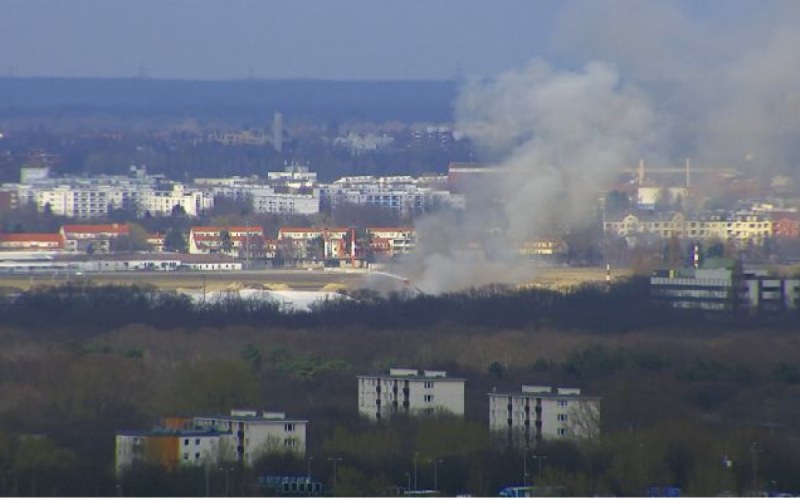 B Un campo de refugiados se incendió en Berlín (foto de un incendio a gran escala)