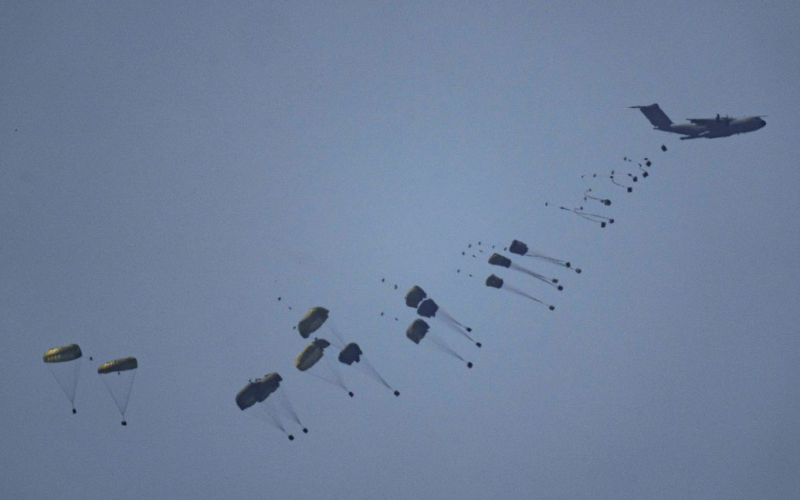 En la Franja de Gaza, murieron personas durante el lanzamiento en paracaídas de ayuda humanitaria