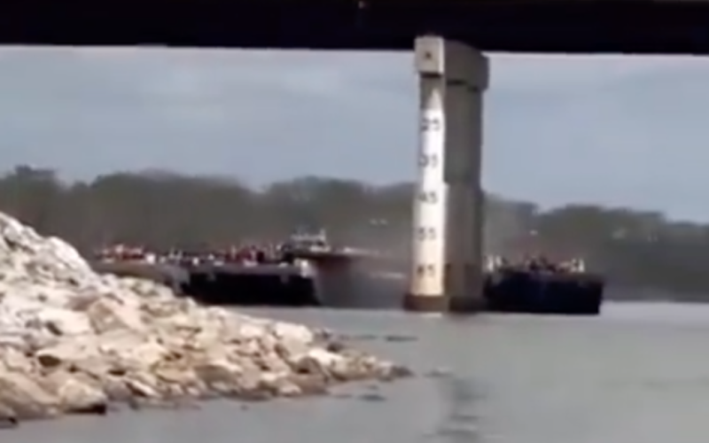 B EE.UU., otra barcaza se estrelló contra un puente: vídeo