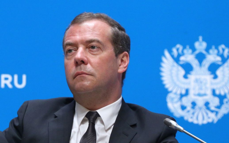 Reunión Ucrania con la Federación Rusa: los analistas evaluaron la “fórmula de paz” de Medvedev /></p>
<p><strong>Dmitry Medvedev propuso la llamada “fórmula de paz rusa”, que prevé la rendición de Ucrania.</strong>< /p>< p>El ex presidente ruso <strong>Dmitry Medvedev</strong>, ahora secretario del Consejo de Seguridad de Rusia, expresó una “fórmula de paz” que preveía la completa liquidación del Estado ucraniano y su absorción por la Federación Rusa. </p>
<p>Más sobre esto en el nuevo informe del 15 de marzo, llama la atención de los expertos del Instituto Americano para el Estudio de la Guerra (ISW).</p>
<p>“Las demandas de Medvedev no son nuevas, sino que representan las verdaderas intenciones del Kremlin respecto a Kiev, que no dejan lugar a negociaciones con otro fin que el de establecer las condiciones exactas para la capitulación completa de Ucrania”, señalan los expertos.</p>
<p>Recalcan que la “paz de Medvedev” “La fórmula” expresa clara y duramente lo que Putin y el Kremlin han exigido durante mucho tiempo en varias frases suavizadas: la paz para Rusia significa el fin de Ucrania como Estado soberano e independiente de cualquier tipo, sin fronteras.</p>
<p>Recordemos que Medvedev dijo que la llamada “fórmula de paz suave rusa” implica la capitulación de Ucrania, así como la “reunificación” de sus territorios con Rusia.</p>
<p >Según Medvedev, para lograr el objetivo llamado “consenso con la comunidad internacional”, Ucrania debe anunciar una “rendición completa e incondicional”, “llevar a cabo la desmilitarización”, “destituir a todas las autoridades constitucionales” y “celebrar inmediatamente elecciones para un parlamento provisional”.</p>
<p >También insiste en que los países occidentales reconozcan el “régimen político de Kiev como nazi” y lleven a cabo una “desnazificación forzada de todos los órganos gubernamentales” bajo la supervisión de la ONU.</p>
<h4>Temas relacionados:</h4 >Más noticias</p>
<!-- AddThis Advanced Settings above via filter on the_content --><!-- AddThis Advanced Settings below via filter on the_content --><!-- AddThis Advanced Settings generic via filter on the_content --><!-- AddThis Related Posts below via filter on the_content --><div class=