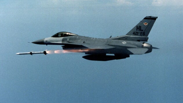 El primer avión F-16 comenzará a llegar a Ucrania en 2024 - Austin