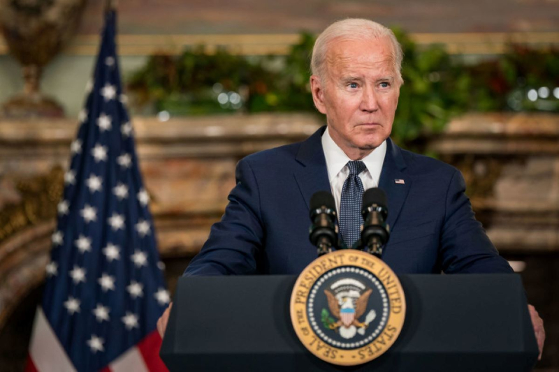 A Biden se le mostró el momento de firmar una ley con miles de millones para apoyar a Ucrania
