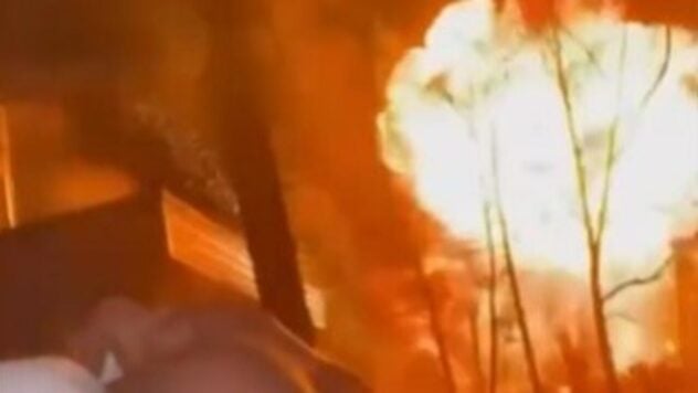 Explosión y columna de llamas: el repetido ataque del Shahed a Jarkov el 4 de abril fue captado en vídeo 