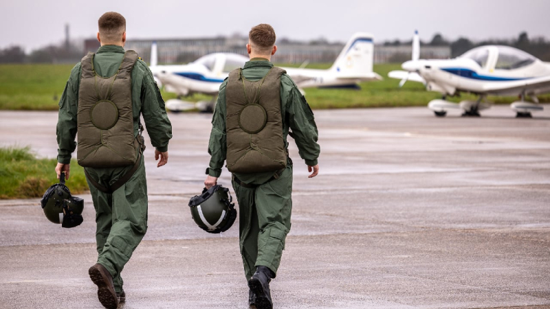 La siguiente etapa en Francia: los pilotos de las Fuerzas Armadas de Ucrania completaron su entrenamiento con el F-16 en Gran Bretaña