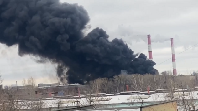 Humo negro a kilómetros de distancia: la planta de Uralmash está en llamas en Ekaterimburgo: Uralmash 