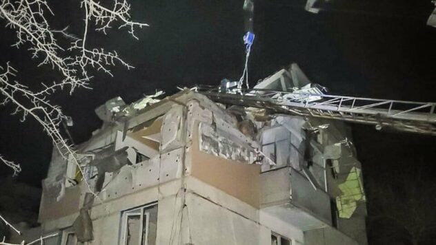 La Federación Rusa arrojó un KAB en un edificio de gran altura en Kupyansk; una mujer murió bajo los escombros