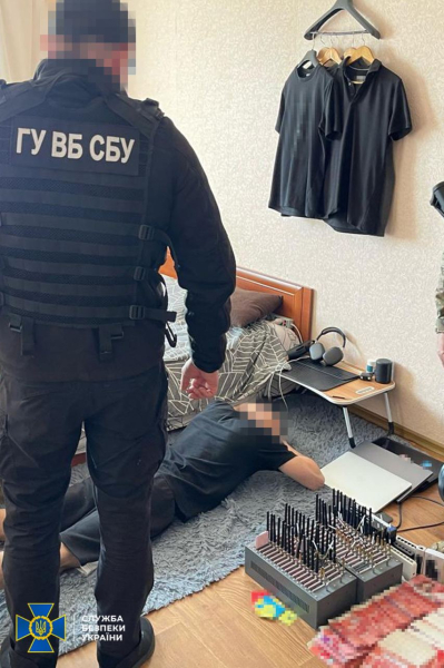 Disfrazados de Malyuk y Budanov: organizadores de granjas de robots que colaboraban con la inteligencia rusa fueron detenidos en Kiev