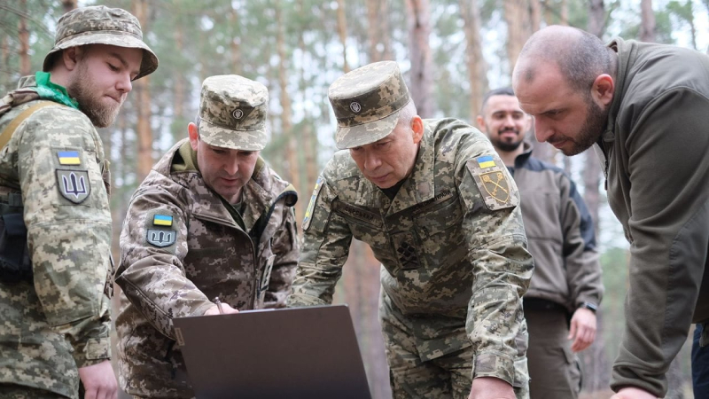 Robots y drones de combate: Syrsky y Umerov inspeccionaron los nuevos desarrollos ucranianos