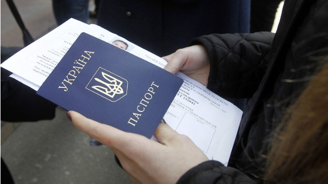 Pasaporte gris en el extranjero: qué tipo de documento es, quién puede obtenerlo y qué países lo emiten it