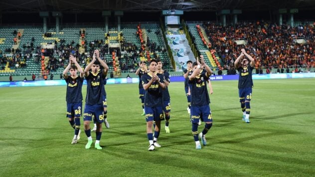 En Turquía, los jugadores del Fenerbahce interrumpieron el partido de la Supercopa y abandonaron el campo al cabo de un minuto