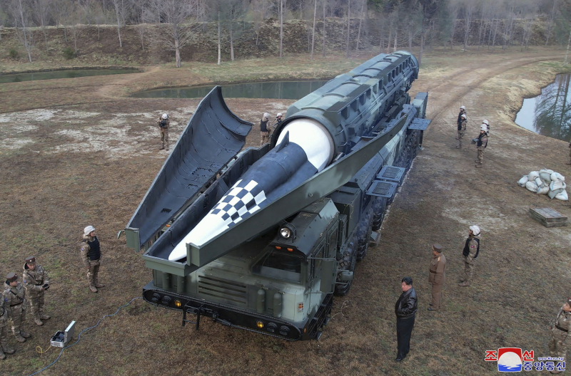 El líder de la RPDC supervisó el lanzamiento de un nuevo misil balístico capaz de transportar una ojiva nuclear
