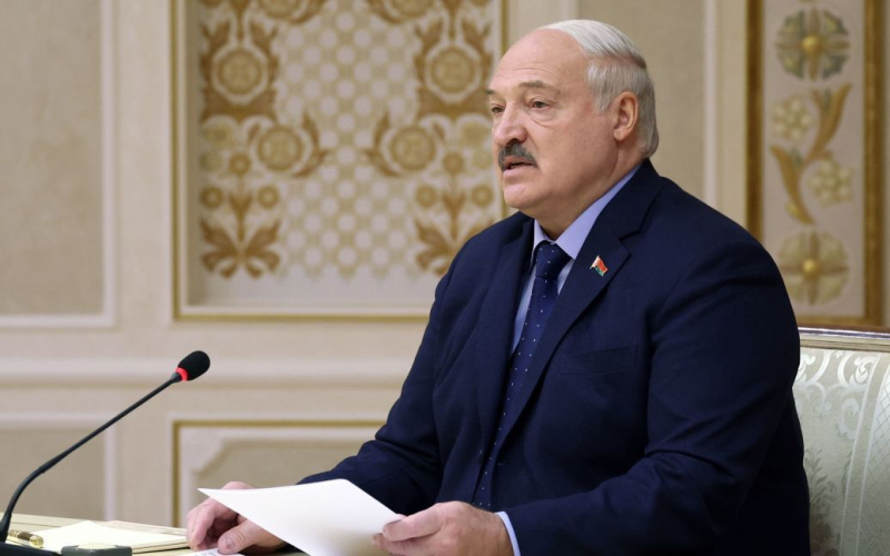 Lukashenko prepara a Bielorrusia para la guerra y lo llama 'enemigo número uno'