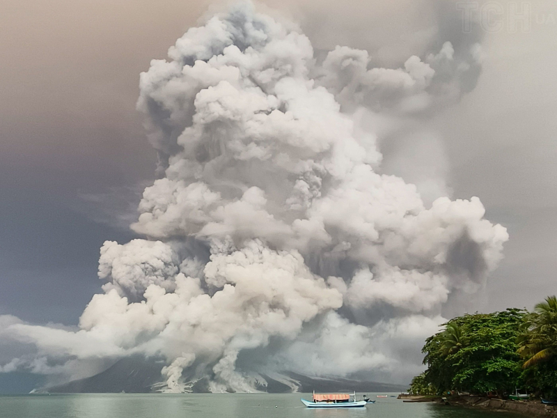  Se anuncia el nivel de alerta más alto: el volcán de Indonesia vuelve a entrar en erupción Indonesia. El aeropuerto está situado a más de 100 metros del volcán.</p>
<p>Indonesia está situada en el “Anillo de Fuego del Pacífico” y cuenta con 142 volcanes. Indonesia tiene la población más grande del mundo, con aproximadamente 8,6 millones de personas que viven en un radio de 10 km del volcán. En los últimos años se han producido varias erupciones volcánicas en el país. En diciembre de 2023, al menos 11 turistas murieron como consecuencia de una erupción en las laderas del monte Marapi, en la isla de Sumatra. El año anterior, el volcán Semera entró en erupción, lo que provocó la evacuación de más de 1.000 personas.</p>
<h4>Temas relacionados:</h4>
<p>Más noticias</p>
<!-- AddThis Advanced Settings above via filter on the_content --><!-- AddThis Advanced Settings below via filter on the_content --><!-- AddThis Advanced Settings generic via filter on the_content --><!-- AddThis Related Posts below via filter on the_content --><div class=