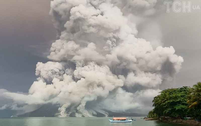 Se ha anunciado el nivel de alerta más alto: un volcán ha vuelto a entrar en erupción en Indonesia