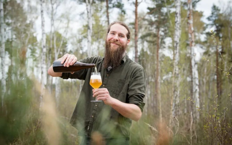 Cervecería de Alemania inventó una cerveza hecha con savia de abedul.