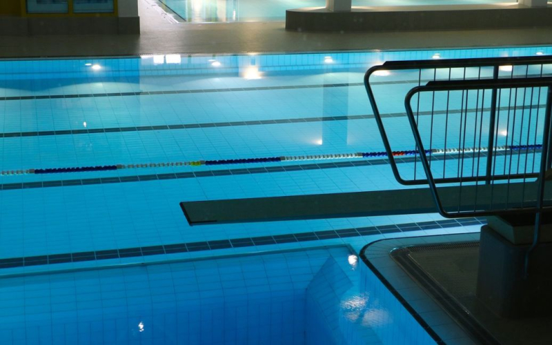 Trampolín traicionero: un atleta cayó en la inauguración de la piscina olímpica en París (vídeo)