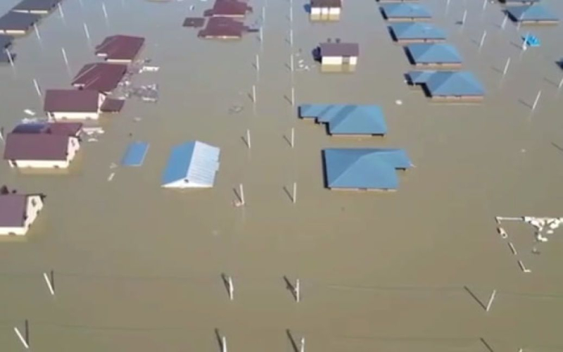 El Orenburg ruso continúa avanzando bajo el agua (vídeo)