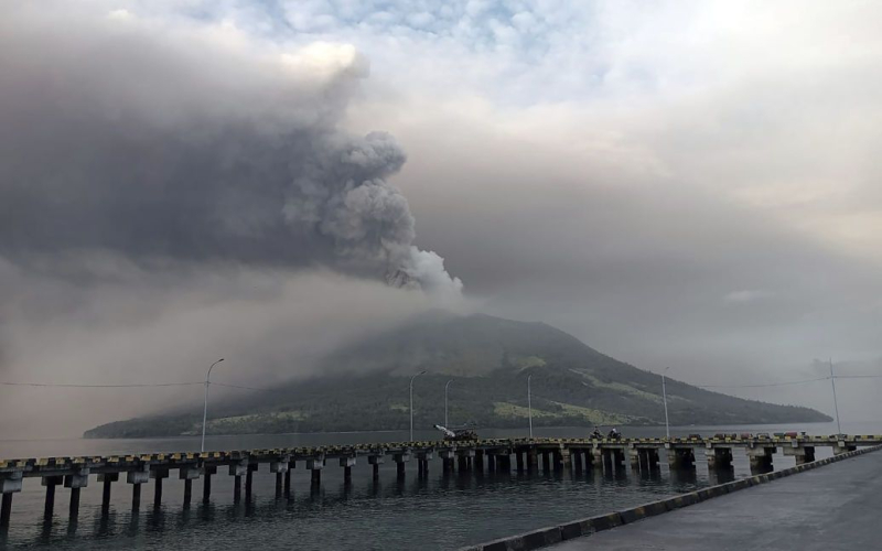 Ha comenzado En Indonesia erupción volcánica: miles de personas evacuan