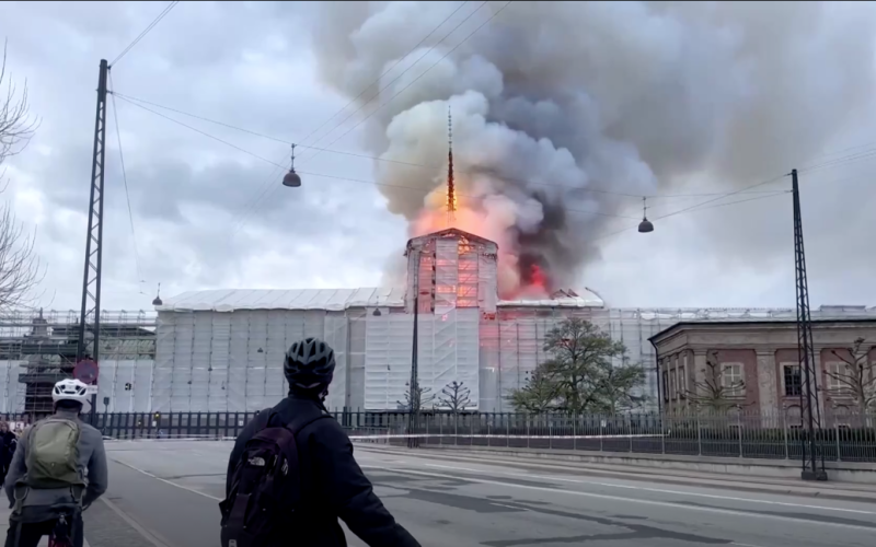 La histórica bolsa de valores de Copenhague, que tiene más de 400 años, se incendió (foto)