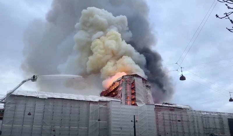  La histórica bolsa de valores, que tiene más de 400 años, se incendió en Copenhague (foto)