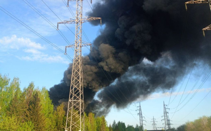 В En Rusia, se produjo un incendio cerca de la planta de automóviles KamAZ — vídeo /></p>
<p><strong>Los rusos hablan de un supuesto incendio de basura cerca de la planta.</strong></p>
<p >En la ciudad de Naberezhnye Chelny (Tatarstán, <strong>Rusia</strong> =) la mañana del 28 de abril se produjo un incendio cerca de la planta de KamAZ.</p>
<p>El vídeo del incendio fue distribuido por canales locales de Telegram.</p>
<p>Al principio, los rusos escribieron que el incendio se produjo en la planta de ensamblaje de automóviles KamAZ, pero más tarde en Internet se informó que la basura supuestamente se incendió cerca de la planta.</p>
<p >Durante el incendio, se podían ver columnas de humo negro en el cielo. Una hora más tarde, los bomberos extinguieron el incendio.</p>
<p>KAMAZ es el mayor fabricante ruso de camiones y automóviles, tractores y componentes. La empresa es el principal proveedor de equipos automotrices para el ejército de ocupación ruso.</p>
<p>Recordemos que el Ministerio de Defensa ruso anunció otro ataque con drones contra objetivos en la Federación Rusa la noche del 28 de abril. <strong>El gobernador de la región de Kaluga dijo que los drones cayeron cerca de un depósito de petróleo.</strong></p>
<h4>Temas similares:</h4>
<p>Más noticias</p>
<!-- AddThis Advanced Settings above via filter on the_content --><!-- AddThis Advanced Settings below via filter on the_content --><!-- AddThis Advanced Settings generic via filter on the_content --><!-- AddThis Related Posts below via filter on the_content --><div class=