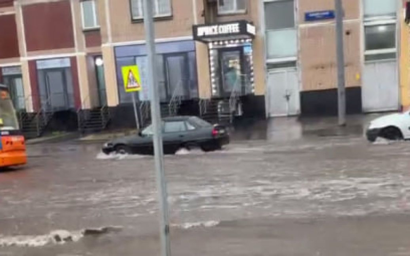 Llueve como Llueve a cántaros: Fuertes lluvias cubrieron Moscú (vídeo)