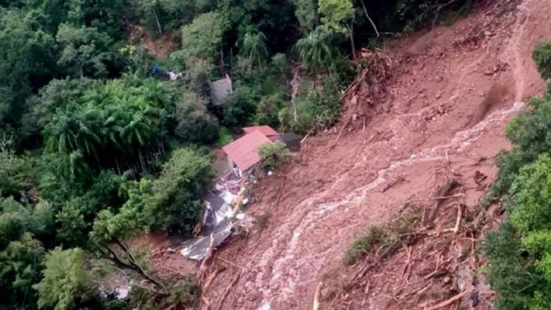 Brasil bajo el agua: cientos sufrieron inundaciones devastadoras personas: imágenes espeluznantes