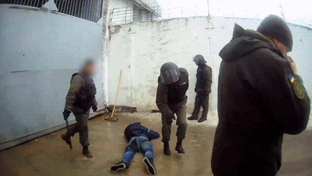 Golpes con porras y patadas: la Oficina Estatal de Investigación expuso un sistema de tortura a gran escala de prisioneros en colonias