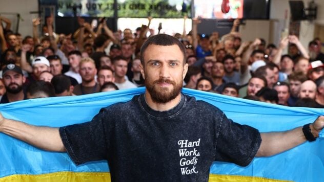 Lomachenko realizó un entrenamiento abierto con la bandera ucraniana de fondo antes de la pelea con Kambosos