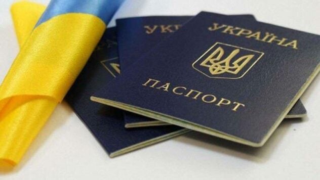Los ucranianos han reanudado parcialmente la emisión de pasaportes en el extranjero: ¿a quién le concierne?