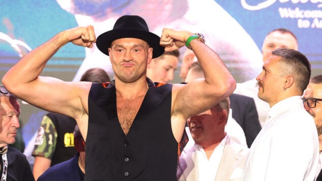 Hizo muecas y tonteó: Fury se negó a mirar a Usyk a los ojos durante un duelo de miradas