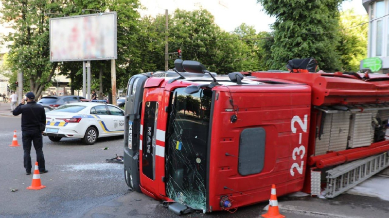 Accidente de carretera en Cherkasy: un camión de bomberos chocó contra un trolebús, un un niño estaba entre las víctimas — un camión de bomberos chocó contra un trolebús, entre las víctimas: un niño