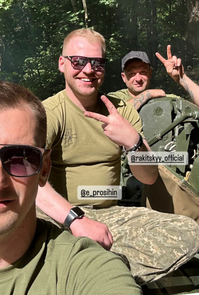 Rakitsky visitó las posiciones de las Fuerzas Armadas de Ucrania, trajo drones FPV y montó en un tanque