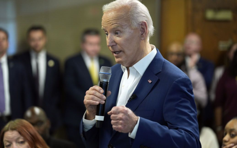 Biden sorprendió a la audiencia con una interpretación de las canciones populares: vídeo