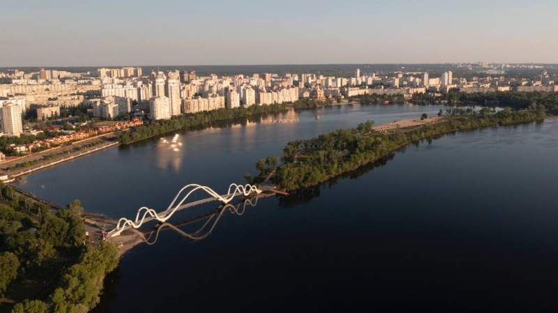 Se inauguró en Kiev un puente peatonal hacia la isla Obolonsky