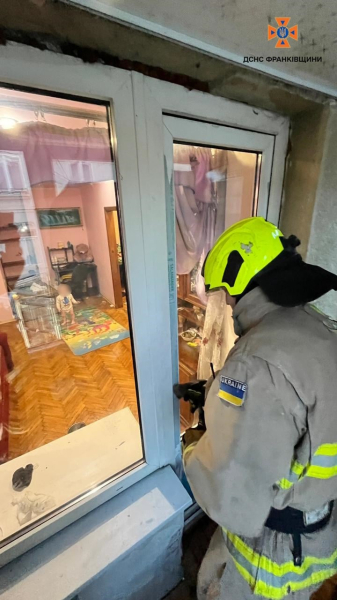 La puerta se cerró automáticamente: en Ivano-Frankivsk, los rescatistas rescataron a un niño de un apartamento cerrado