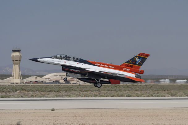  El jefe de la Fuerza Aérea de EE. UU. llevó a cabo una batalla de entrenamiento en un caza experimental F-16.