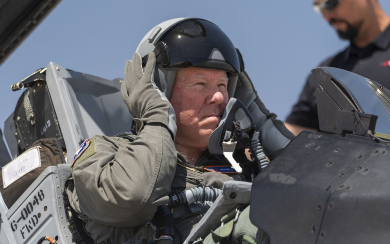 El jefe de la Fuerza Aérea de EE. UU. realizó una batalla de entrenamiento en un caza experimental F-16