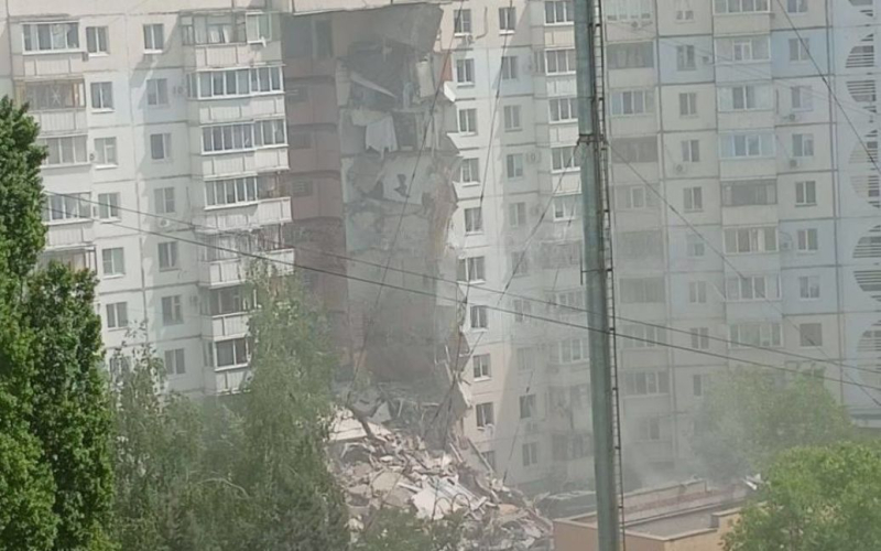 Collapse toda la entrada de un edificio alto en Belgorod: versión del Ministerio de Defensa ruso