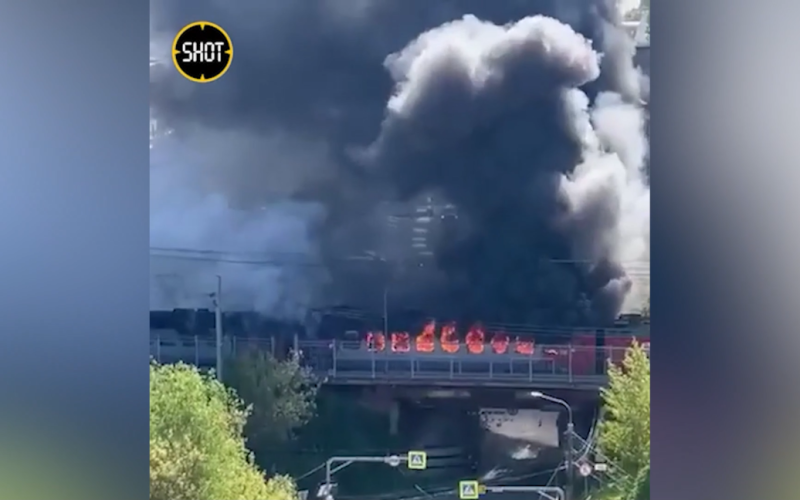 Un tren de pasajeros se incendió cerca de Moscú : vídeo 