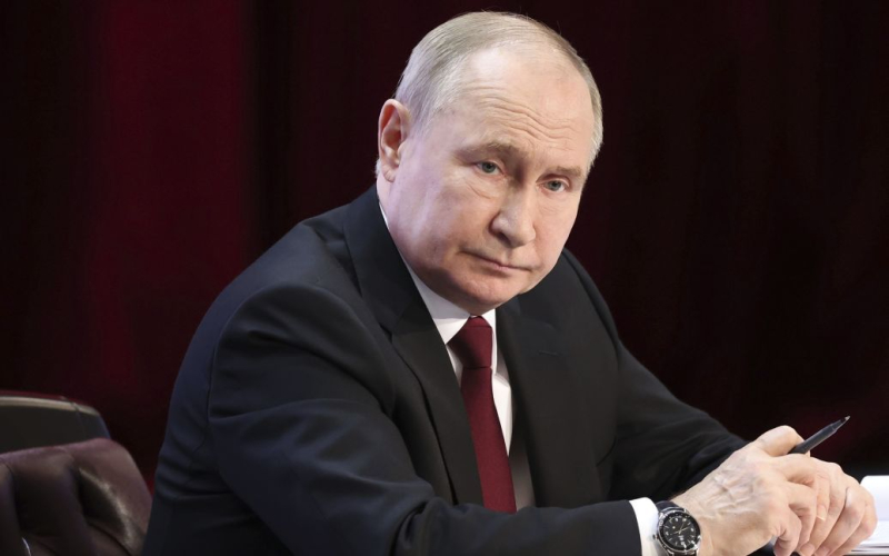 El politólogo señaló importantes detalles detrás de escena de la “inauguración” de Putin /></p>
<p><strong>El politólogo también contó qué destino le espera a Rusia después del gobierno de Putin.</strong></p>
<p> El dictador ruso <strong>Putin</strong>se nombró “presidente” de la Federación Rusa por quinta vez tras prestar juramento durante la pomposa “inauguración” en el Kremlin.</p>
<p>Durante la “inauguración” “Ocurrieron muchos momentos interesantes e incluso significativos”, destacó el politólogo y combatiente de las Fuerzas Armadas de Ucrania Taras Berezovets, informa el <strong>canal 24</strong>.</p>
<p>Llamó la atención sobre las diferencias entre las anteriores “inauguraciones” del dictador. Berezovets también contó el destino que le espera a Rusia después del gobierno de Putin.</p>
<p>Incluso el clima durante la toma de posesión de Putin fue duro. Antes del inicio de la acción, todo cambió drásticamente: en Moscú caían heladas y nieve.</p>
<p>“Además, hubo muchos detalles detrás de escena durante la inauguración”, señaló Berezovets. </p>
<p>Hubo un espectáculo de fuegos artificiales con 30 cañones, desde los cuales por alguna razón dispararon contra los árboles. En su opinión, esto simbolizaría el año 2030, hasta el cual Putin planea al menos permanecer en su cargo.</p>
<p>“Tenía otra analogía: con las 30 monedas de plata por las que Judas Iscariote “ vendió” a su maestro de Jesucristo”, enfatizó.</p>
<p>El dictador siempre cumple el mismo ritual antes de subirse al auto y dirigirse a la sala del Kremlin, donde, según el politólogo, se encuentran los mismos ancianos. Los personajes lo esperan, siempre se sienta en su oficina y finge leer y firmar algunos documentos.</p>
<p>“La última vez se sentó sin chaqueta, y esta vez con chaqueta. La última vez caminó por el pasillo hasta la sala del Kremlin sin detenerse, pero esta vez – obviamente esto es una locura – se detuvo y miró los cuadros en las paredes. ,”, – dijo Berezovets.</p>
<p>Además, el politólogo señaló que Putin también esperaba en el Kremlin al actor Steven Seagal, cuya filmografía incluye películas que reflejan ciertas etapas de la biografía de Putin.</p>
<p >“La película “Por encima de la ley”: Putin infringió la ley desde los primeros meses de su estancia en el poder. La película “Marcado por la muerte”: Putin siempre creyó que la muerte le pisaba los talones, por lo que actuó por su propia seguridad. Son las películas “Besieged” y “Under Siege-2” sobre Rusia sitiada. Finalmente, “Patriot”, aquí todo está claro”, dijo Berezovets.</p>
<p>Putin es considerado casi un amigo personal de Steven. Seagal, a quien acogió en sus residencias, pero se desconoce si hizo tal analogía con la filmografía del actor y su propia biografía.</p>
<p>El patriarca Kirill también celebró un servicio de oración y pronunció un discurso en el que cometió un error y deseó que Putin “gobernara hasta el fin de su era”, y luego se corrigió y dijo: “Mientras existas, siempre existirás”. Rusia existe”.</p>
<p>Una reserva interesante porque, como señaló el politólogo, en ruso “antes de que expire la edad” no significa hasta el final del siglo XXI, sino “edad” en el sentido de esperanza de vida. De hecho, deseaba que Putin “siguiera siendo presidente hasta la muerte”.</p>
<p>Se trata de un deseo muy peligroso, porque la tesis de que “mientras Putin exista, Rusia existirá” la difunden quienes están alrededor del jefe del Kremlin y deberían halagarlo. Sin embargo, conlleva una connotación negativa. Esto significa que cuando Putin ya no esté físicamente presente, entonces terminará la etapa de existencia de la Rusia actual. Después de esto, algo nuevo puede comenzar.</p>
<p>Hay muchos ejemplos en la historia cuando, con la muerte de un gobernante, comenzaron procesos centrífugos en el estado, en particular, guerras civiles, luchas dinásticas e incluso durante el En la guerra ruso-polaca apareció el Falso Dmitry, que se hacía pasar por el hijo de Iván el Terrible. Quizás también aparezca el Falso Vladimir, porque la historia rusa es cíclica”, sugirió Taras Berezovets.</p>
<p>Recordemos que anteriormente se informó que <strong>Zelensky reaccionó al ataque masivo con misiles del Putin nazi</strong>. .</p>
<p> < p>Además, informamos anteriormente que <strong>Putin se puso histérico debido a los embajadores que boicotearon la “inauguración”</strong>.</p>
<h4>Temas similares:</h4>
<p>Más noticias</p>
<!-- AddThis Advanced Settings above via filter on the_content --><!-- AddThis Advanced Settings below via filter on the_content --><!-- AddThis Advanced Settings generic via filter on the_content --><!-- AddThis Related Posts below via filter on the_content --><div class=