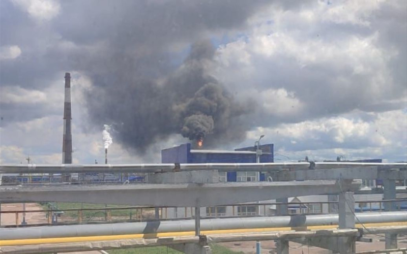 Ataque récord en una refinería rusa: una instalación de Gazprom en Bashkortostán se incendió (vídeo)
