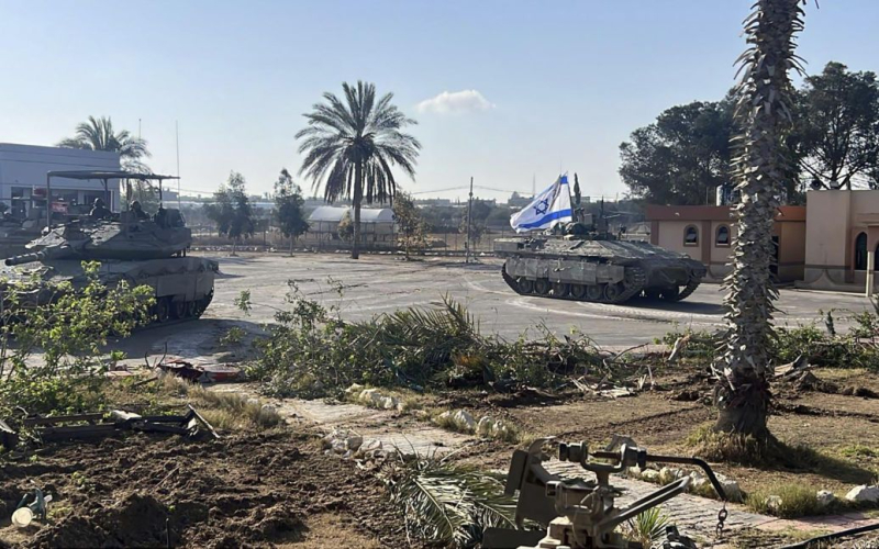 Fuerzas de tanques israelíes han tomado el control del cruce de Rafah en el sur de Gaza